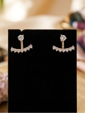 Gold Ear Earrings - Elegant Sparkle